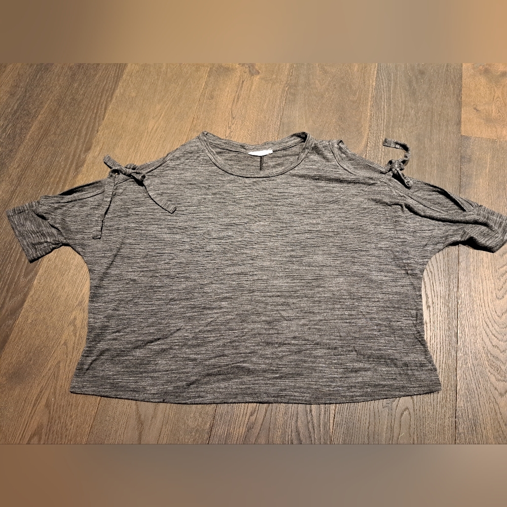 Lush top with open outer arm and ties